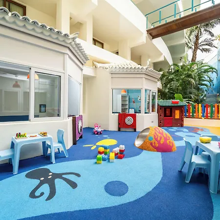 Отель Hovima La Pinta Beachfront Family 4*